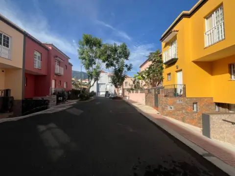 Casa adosada en calle Sor Ana González González