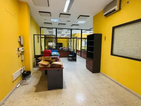 Local comercial en Avenida del Valle