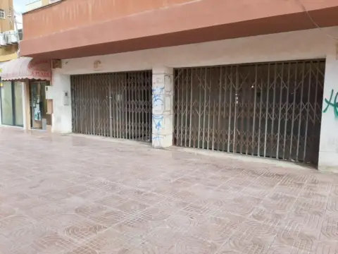 Local comercial en calle del Poeta Paco Aquino, 57