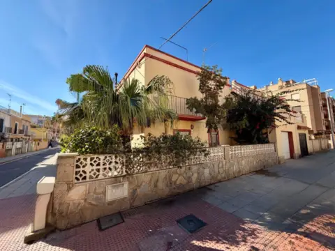 Casa pareada en calle Guadix