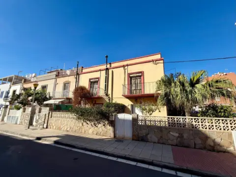 Casa pareada en calle Guadix