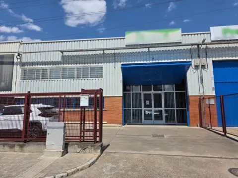 Nave industrial en Su Eminencia - La Oliva