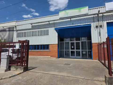 Nave industrial en Su Eminencia - La Oliva