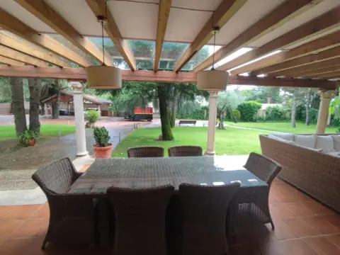 Chalet en Urbanización de Chaparral
