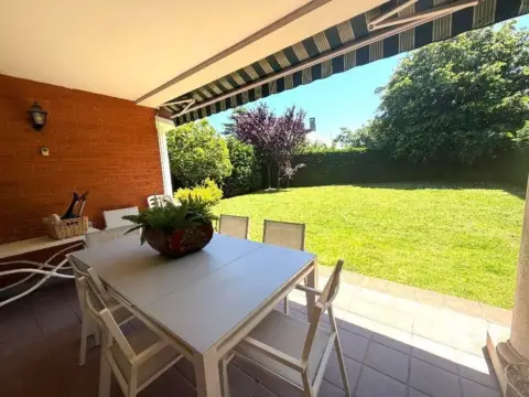 Casa pareada en calle Carratera Asua-La Avanzada Errepidea