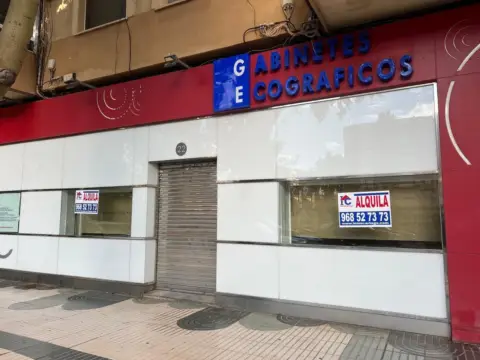 Local comercial en calle Ramón y Cajal