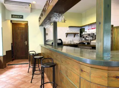 Local comercial en calle de Menéndez Pelayo, 6