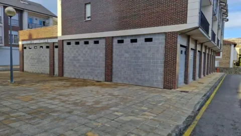 Local comercial en Barrio del Rivero, 22