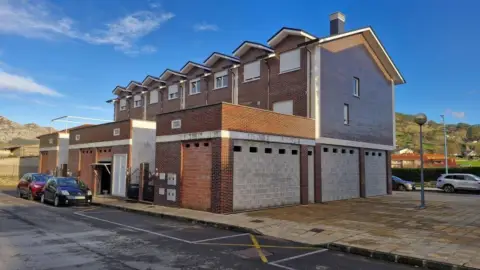 Local comercial en Barrio del Rivero, 22