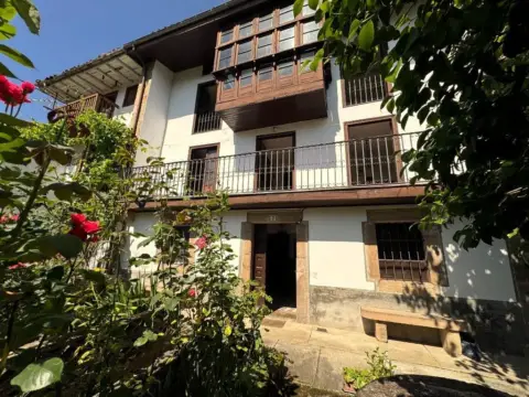 Casa en calle de la Carretera General de Helguera