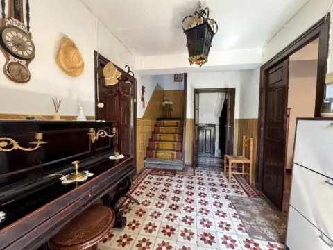 Casa en calle de la Carretera General de Helguera