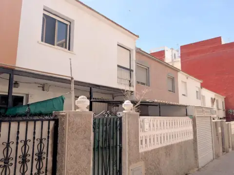 Casa adosada en calle del Maestro Alfosea