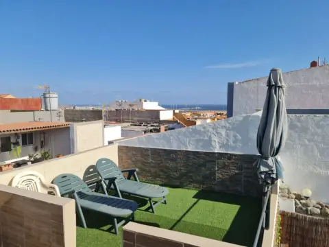 Casa adosada en calle Silvestre Bello