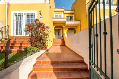 Chalet en calle Gonzalo de Berceo, nº 16
