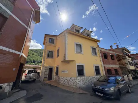 Edificio en calle Felechosa Arriba, nº 4