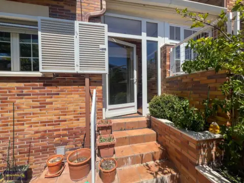 Casa pareada en calle de Mondalindo