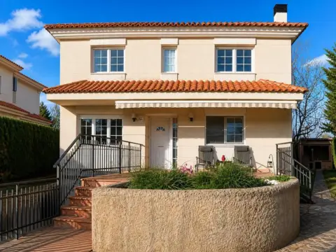 Chalet en Urbanización Valdearenas