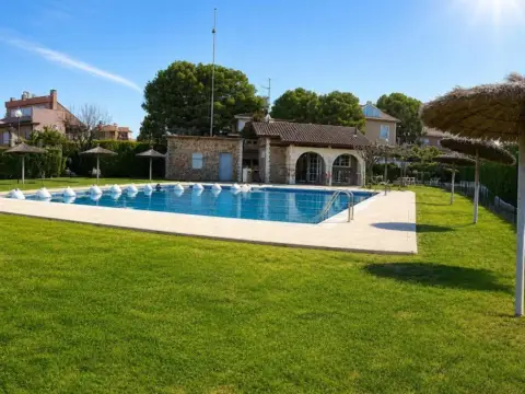 Chalet en Urbanización Valdearenas