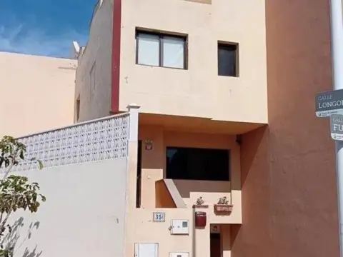 Casa adosada en calle Fula