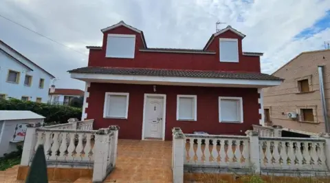 Casa adosada en calle Olmos, nº 11