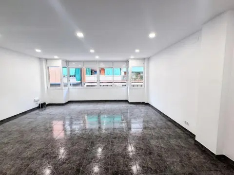 Local comercial en La Salut - Lloreda