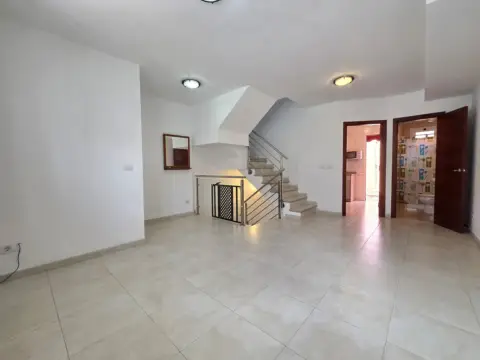 Casa adosada en Los Castillos-Los Portales-Visvique