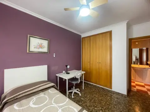 Habitación en Carrer de la Hispanitat