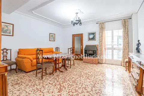Chalet en C-. Cabrillana