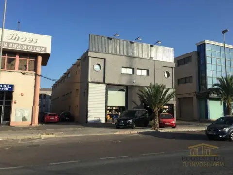 Nave industrial en Toscar