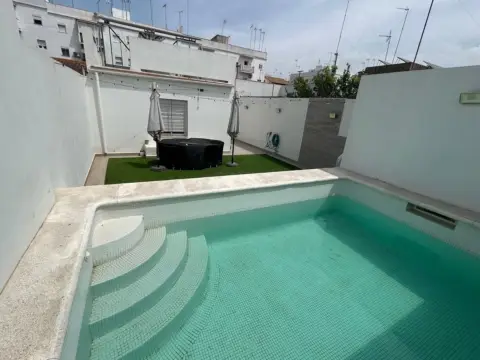 Casa pareada en calle de la Virgen del Rocío
