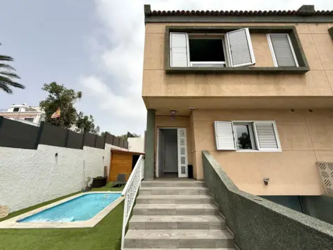 Casa pareada en calle Escritor Secundino Delgado