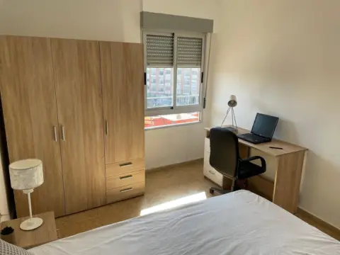 Habitación en Carrer de Ramón de Villaroya