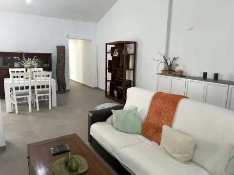 Casa pareada en calle de la Virgen del Rocío