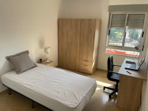 Habitación en Carrer de Ramón de Villaroya
