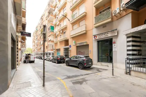 Local comercial en calle Nazaríes