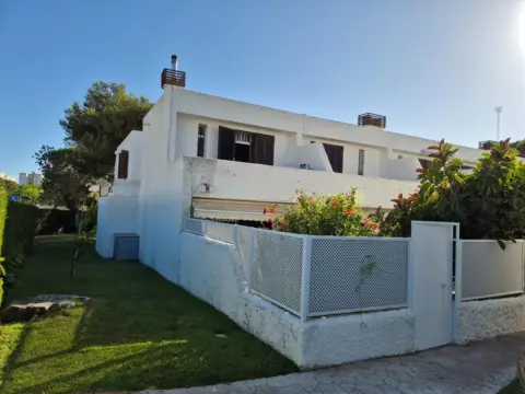 Casa pareada en calle Mar Adriático
