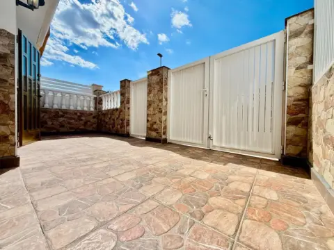 Casa adosada en calle del Cabo de San Antonio, 8