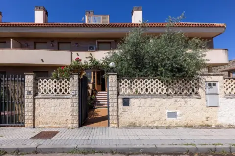 Casa adosada en calle del Río Isuela