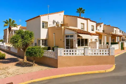 Casa adosada en Algorfa - Urb. Montebello