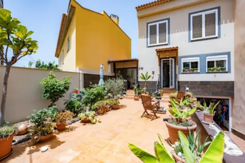 Casa pareada en calle Mederos