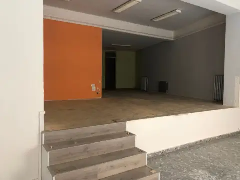 Local comercial en calle de Valentín Calderón