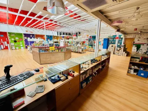 Local comercial en calle de las Islas Canarias, 11