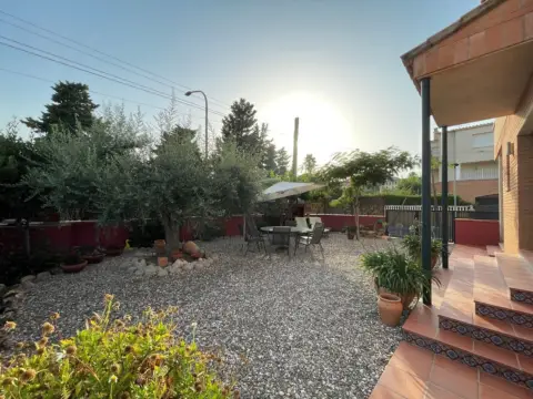 Casa pareada en calle Vg Montserrat