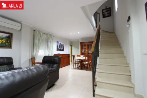 Casa pareada en Urb. Maravisa