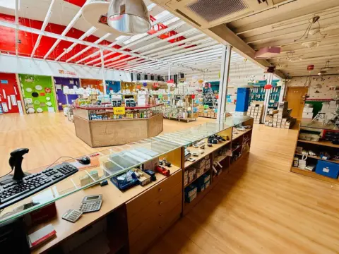 Local comercial en calle de las Islas Canarias, 11