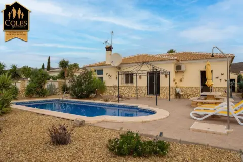 Chalet en calle Claveles (Hi)