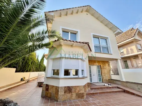 Chalet en Zona Pueblo
