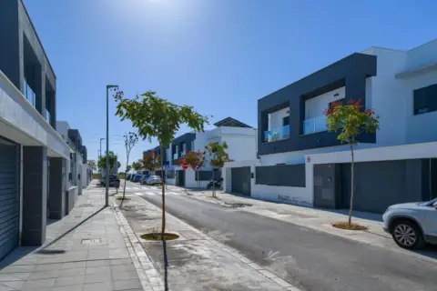 Casa pareada en calle 12 calle Josefina de La Torre Millares