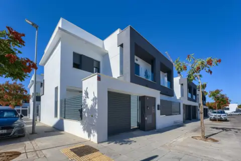Casa pareada en calle 12 calle Josefina de La Torre Millares