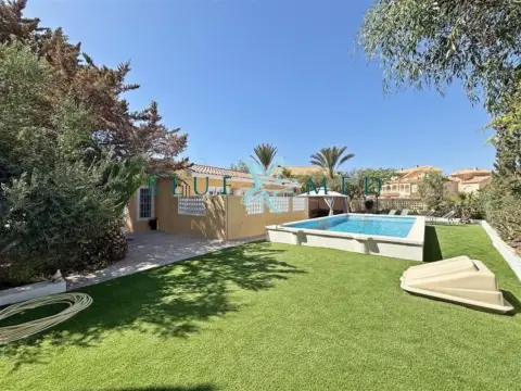 Chalet en calle Vía Axial